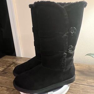 Size 9 women’s faux fur lined black boots from Arizona